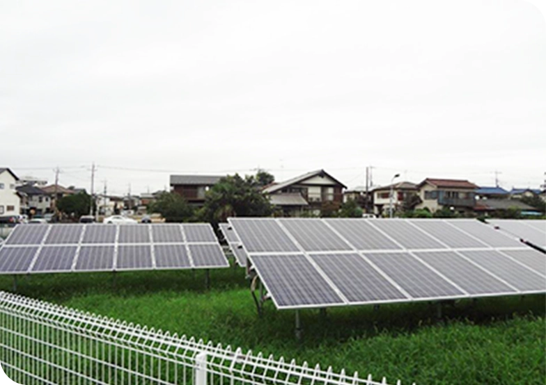 遊休地に置かれたソーラーパネル